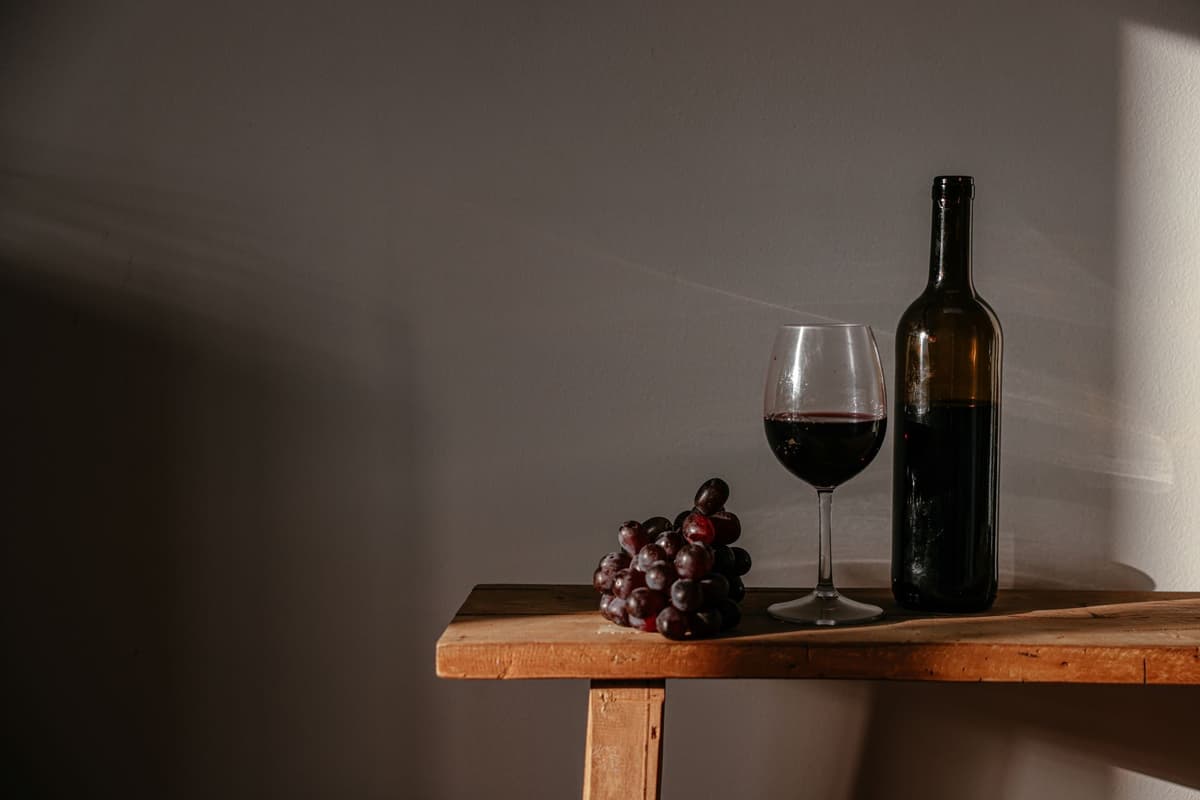 Vin rouge et raisin, à l'image d'un Cannonau di Sardegna DOC