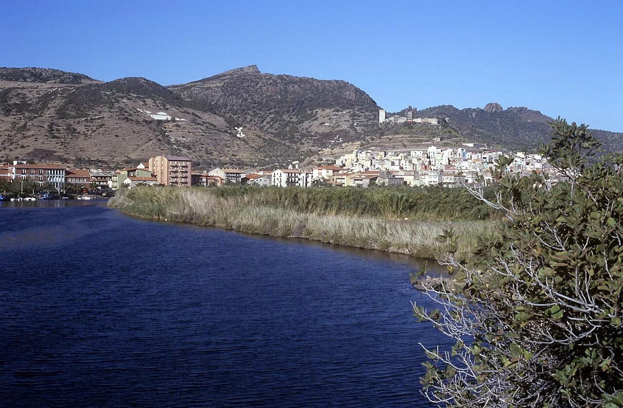 Le fleuve Temo à l’approche du centre de Bosa