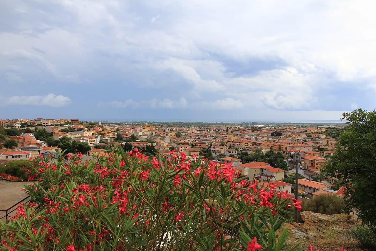 Panorama d’Orosei dans la plaine du Cedrino
