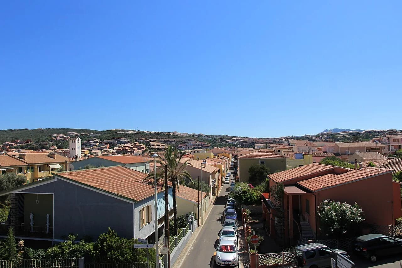 Toits de Palau et horizon maritime de la Gallura