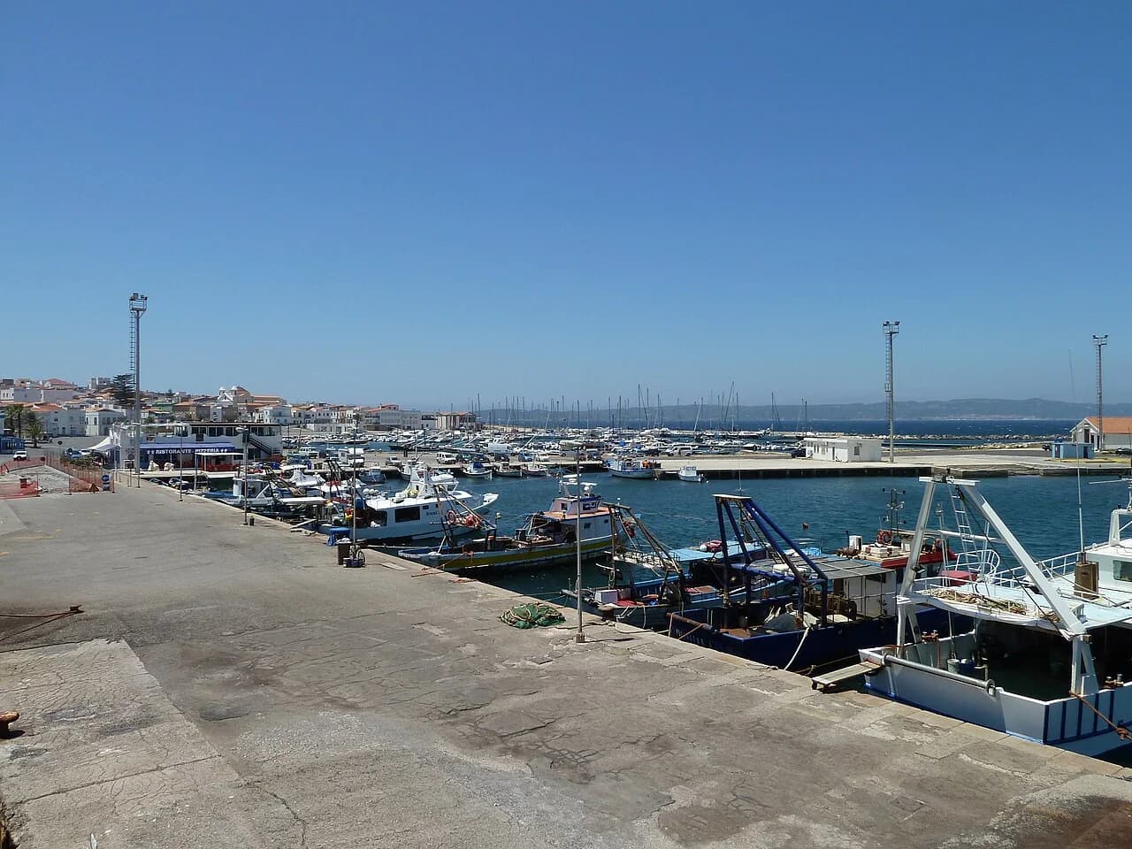 Bateaux de pêche et quais du port de Calasetta