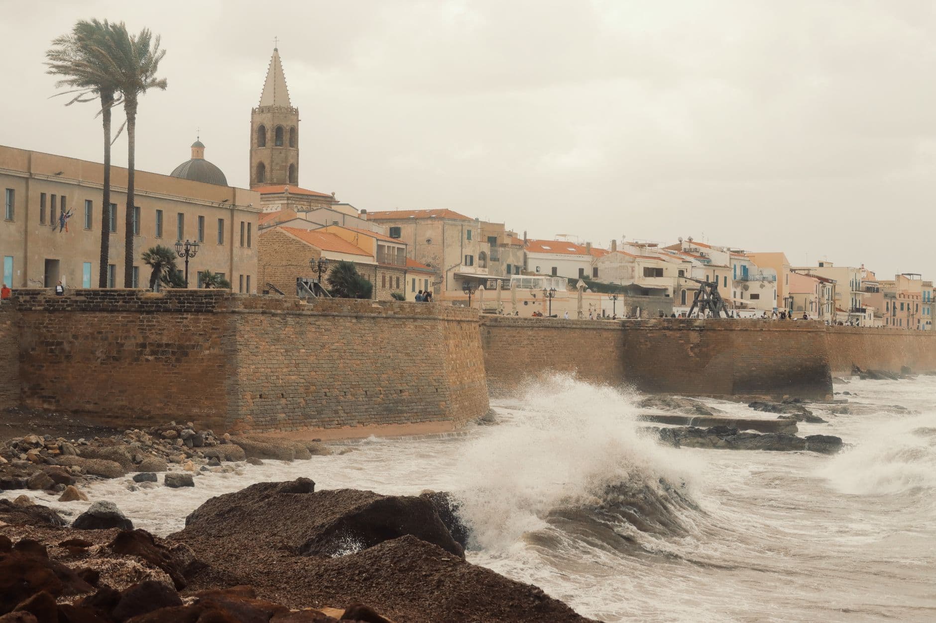 Les remparts et les bastions d'Alghero dominant la mer au coucher du soleil