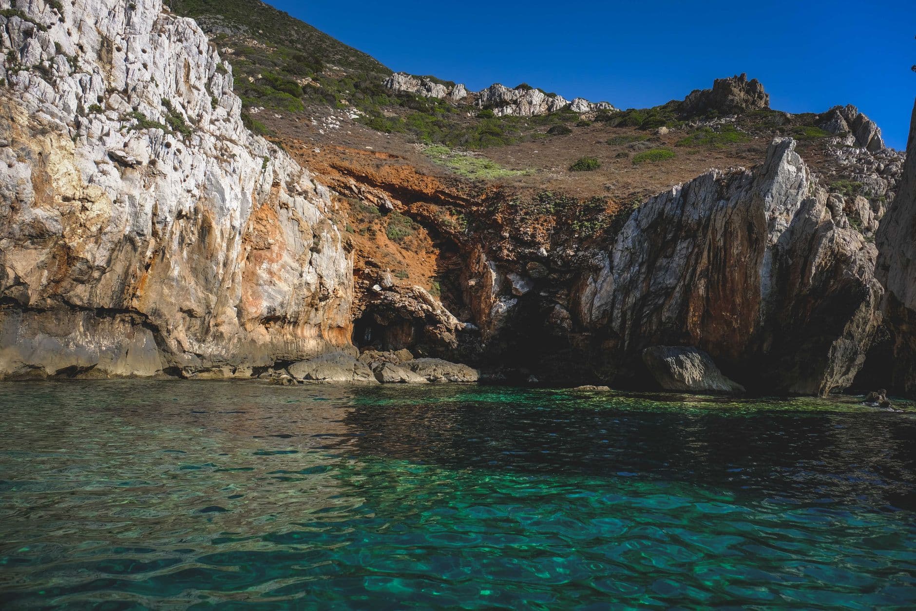 Les falaises calcaires et la mer turquoise du golfe d'Orosei, au départ de Cala Gonone