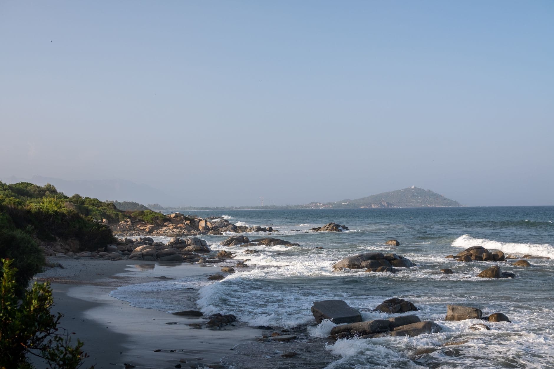 Le front de mer coloré de Carloforte, sur l'île de San Pietro, au sud-ouest de la Sardaigne