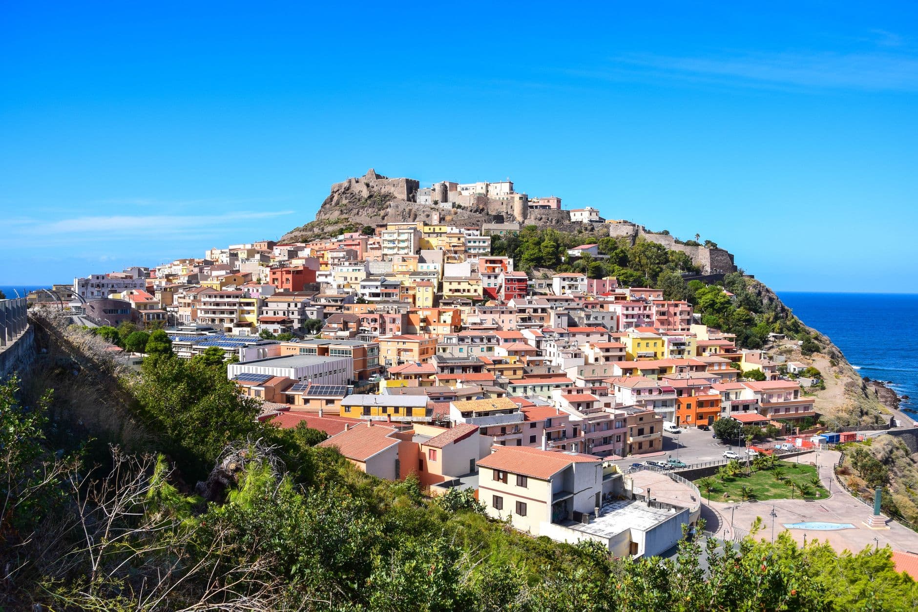 Le bourg médiéval de Castelsardo perché sur son promontoire, couronné par le château des Doria