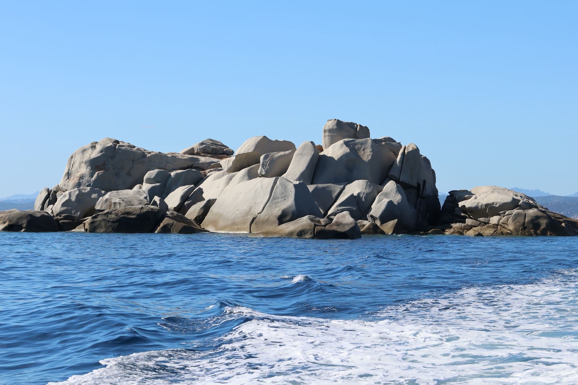 Les eaux cristallines et les rochers de granit de l'archipel de La Maddalena