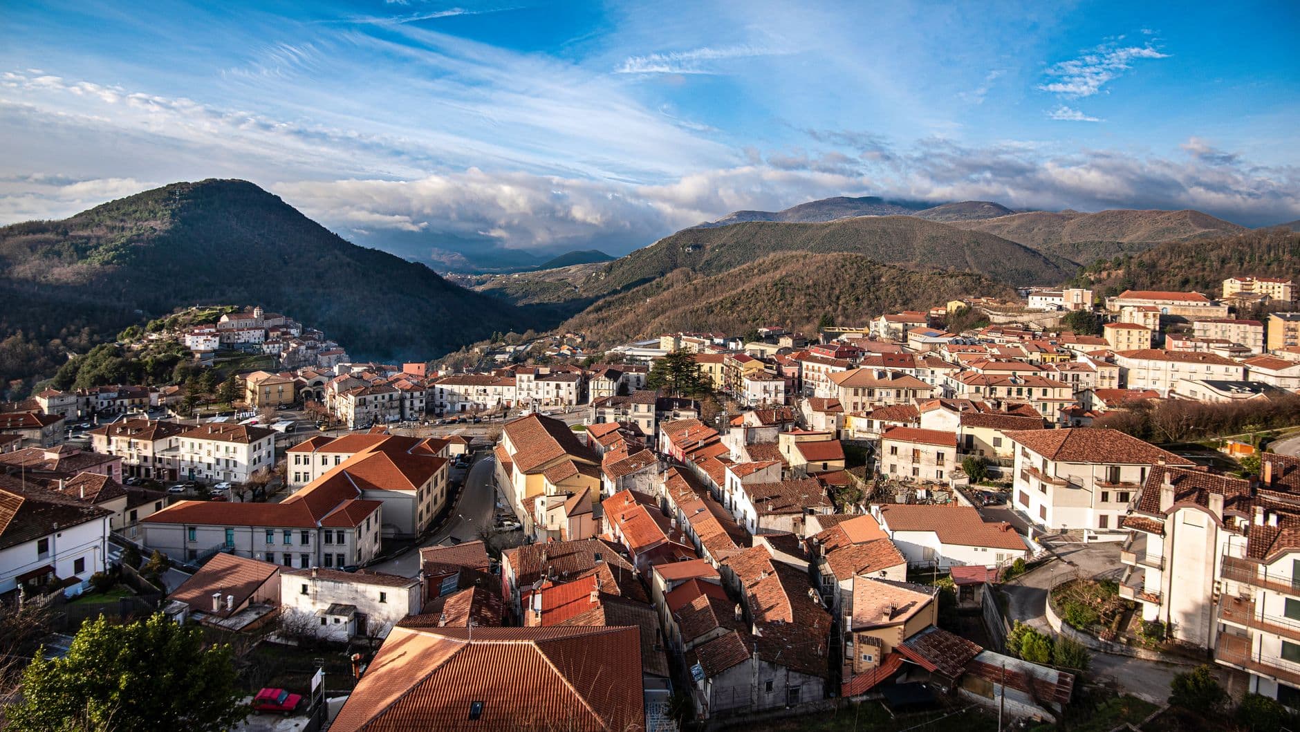 La ville de Nuoro adossée au mont Ortobene, au cœur de la Barbagie