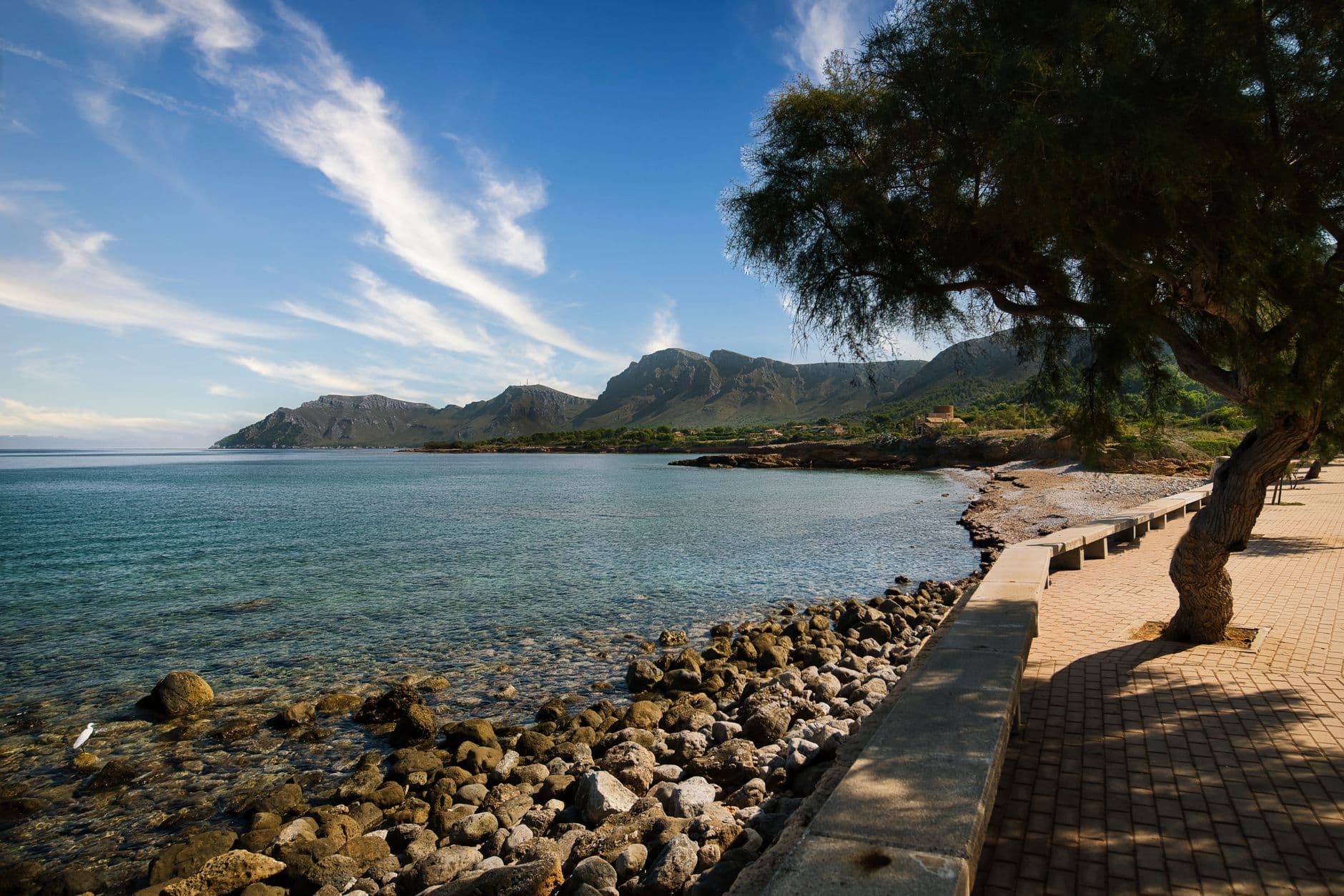 Le port et la ville de Sant'Antioco, sur son île volcanique du sud-ouest sarde