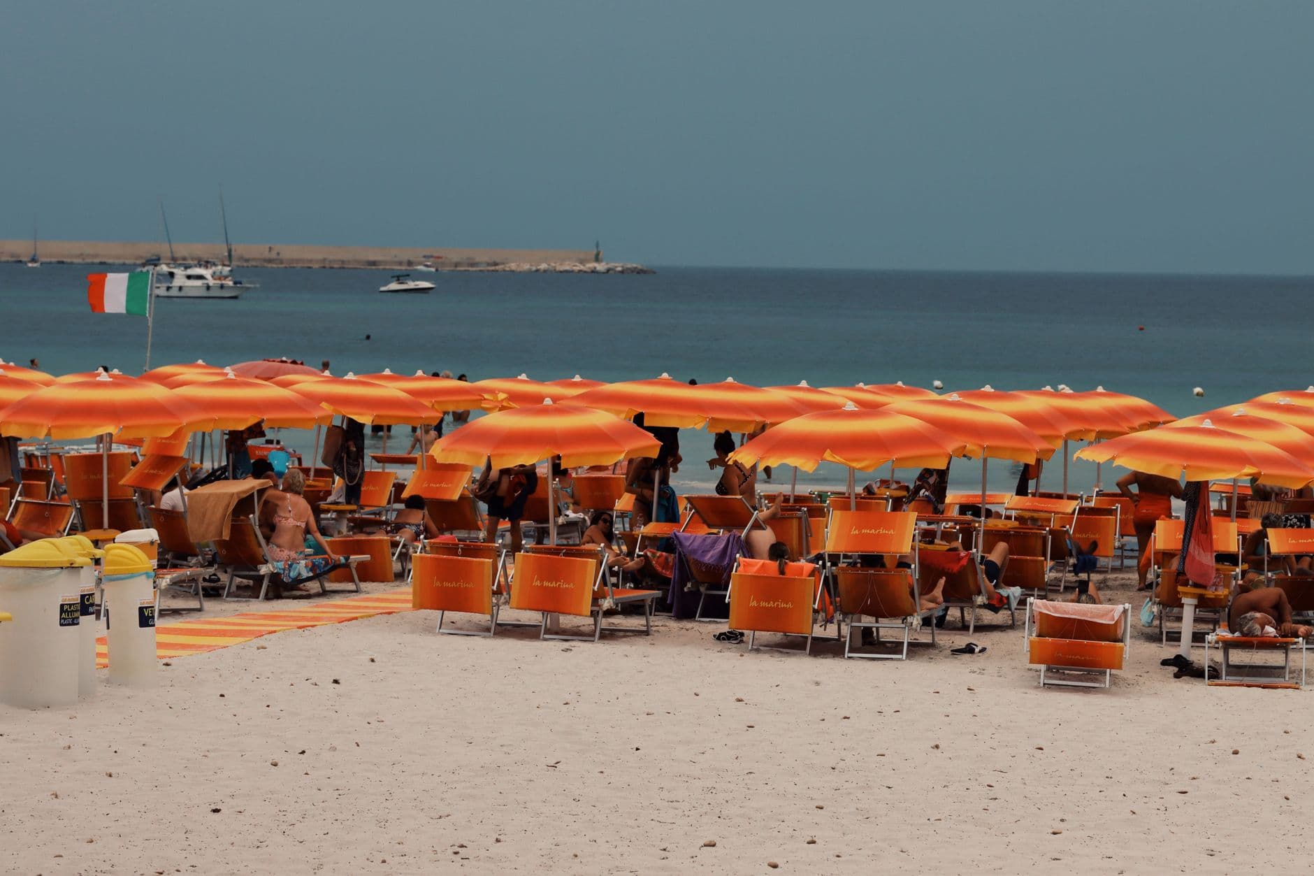 Les eaux peu profondes et turquoise de la plage de la Pelosa à Stintino, dominées par sa tour espagnole