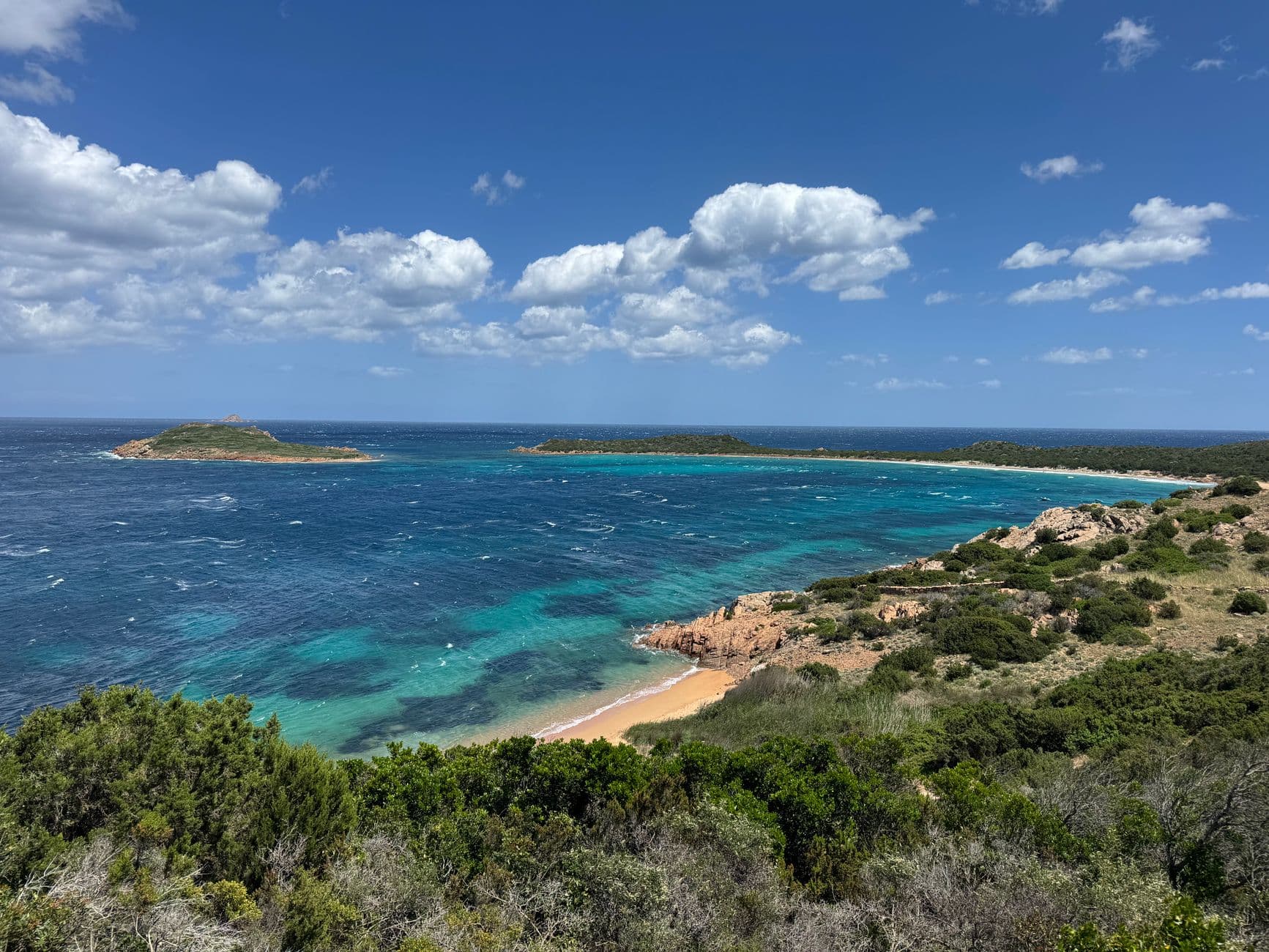 Les eaux turquoise et le sable blanc de Punta Molentis, près de Villasimius