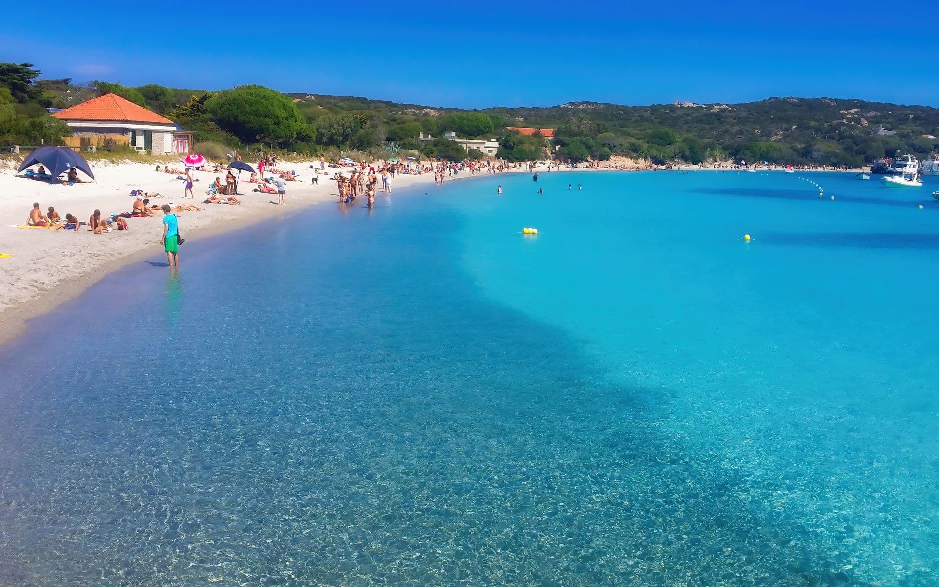 Eaux turquoise et îles de granit de l'archipel de La Maddalena en Sardaigne
