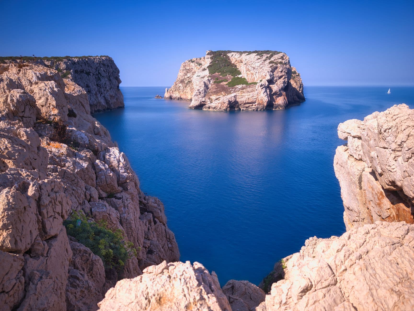 Falaises calcaires plongeant dans les eaux turquoise du golfe d'Orosei en Sardaigne