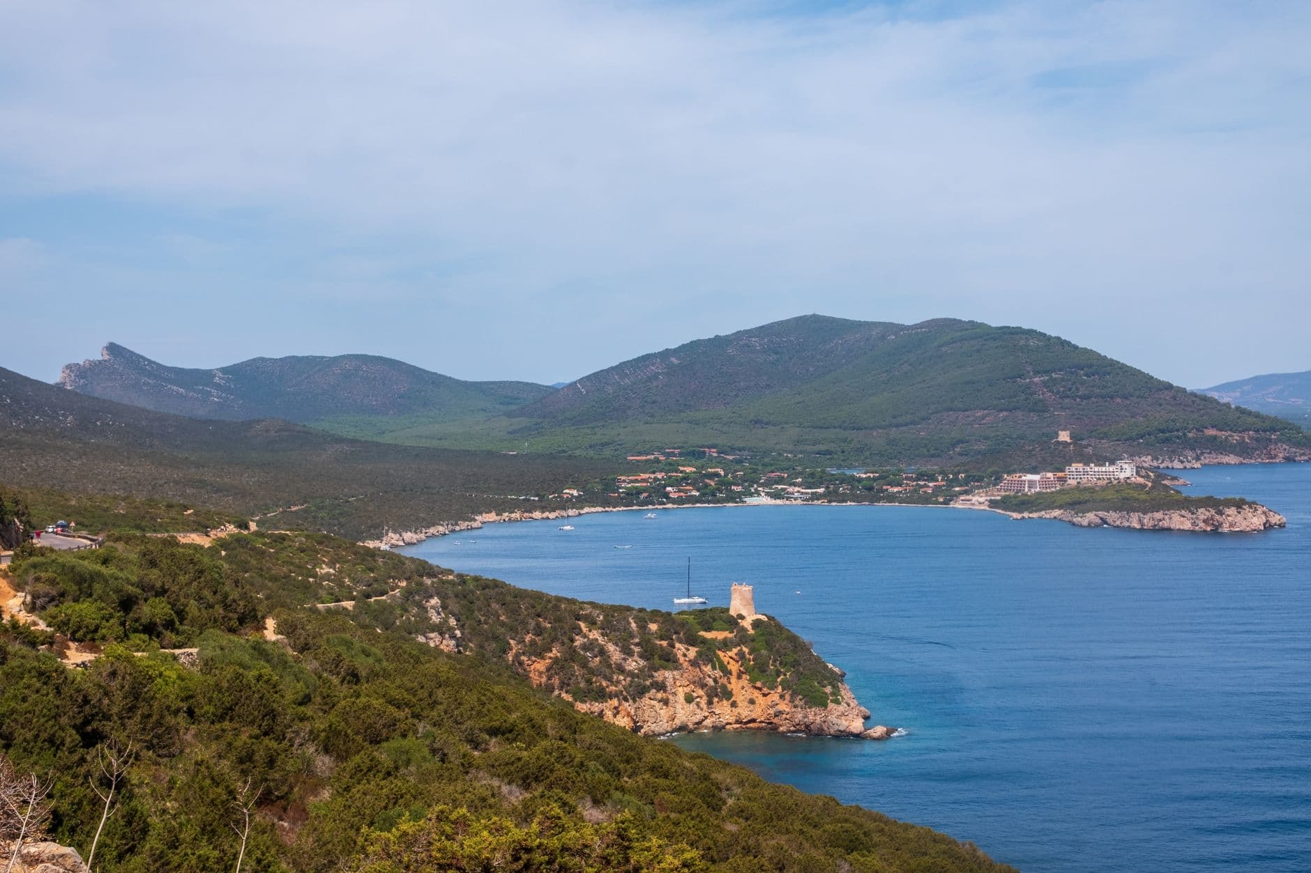 Concrétions calcaires et lac salé intérieur de la grotte de Neptune au Capo Caccia