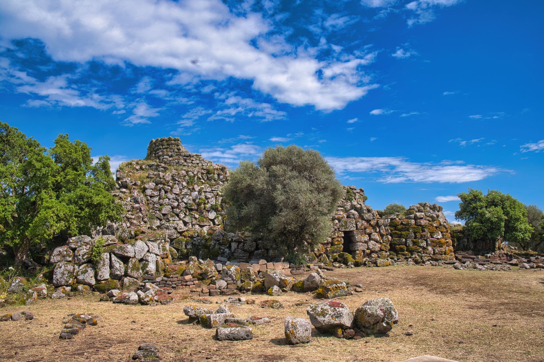 Tour centrale en pierre et village du nuraghe Su Nuraxi de Barumini en Sardaigne