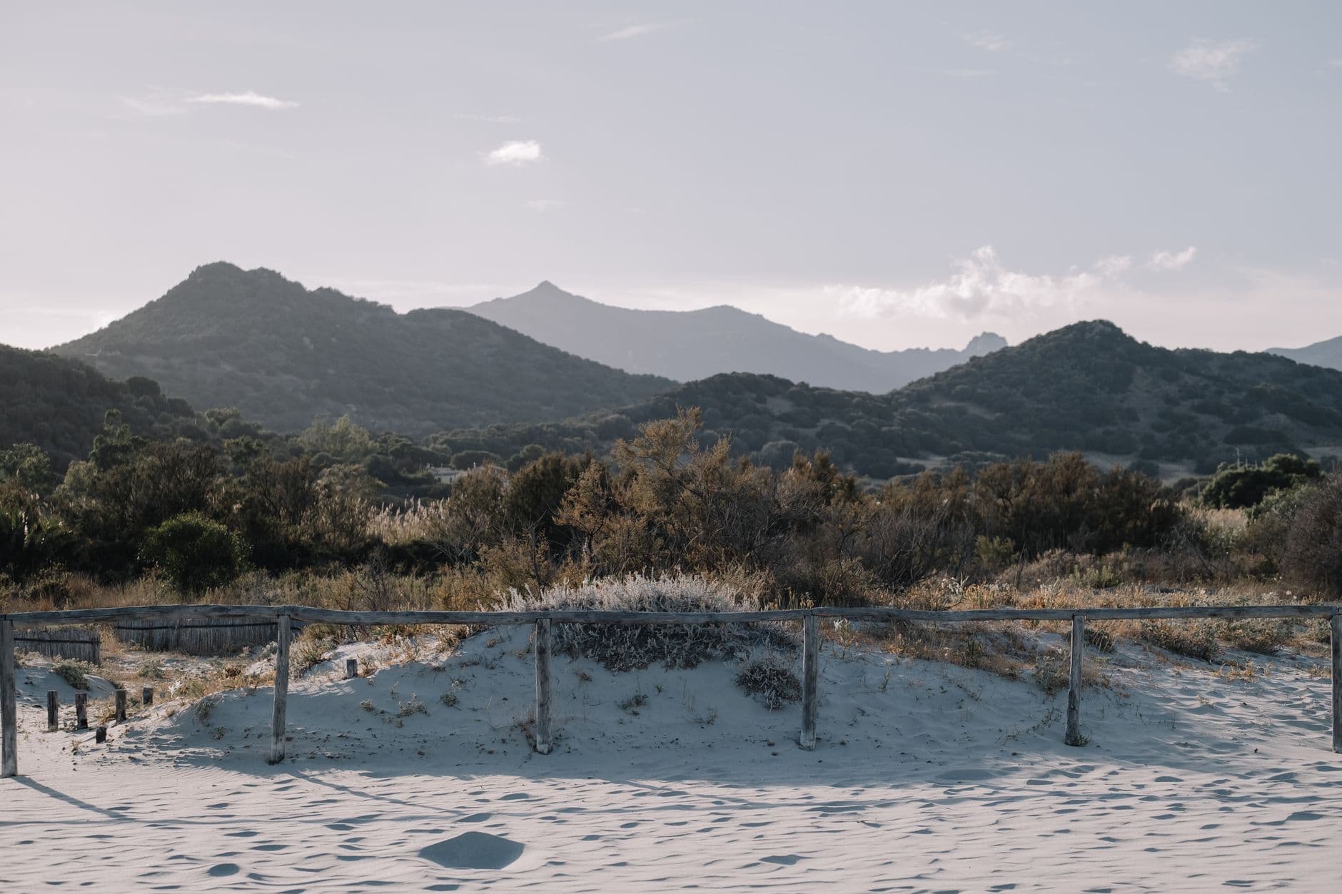 Plage sarde bordée de dunes et de montagnes