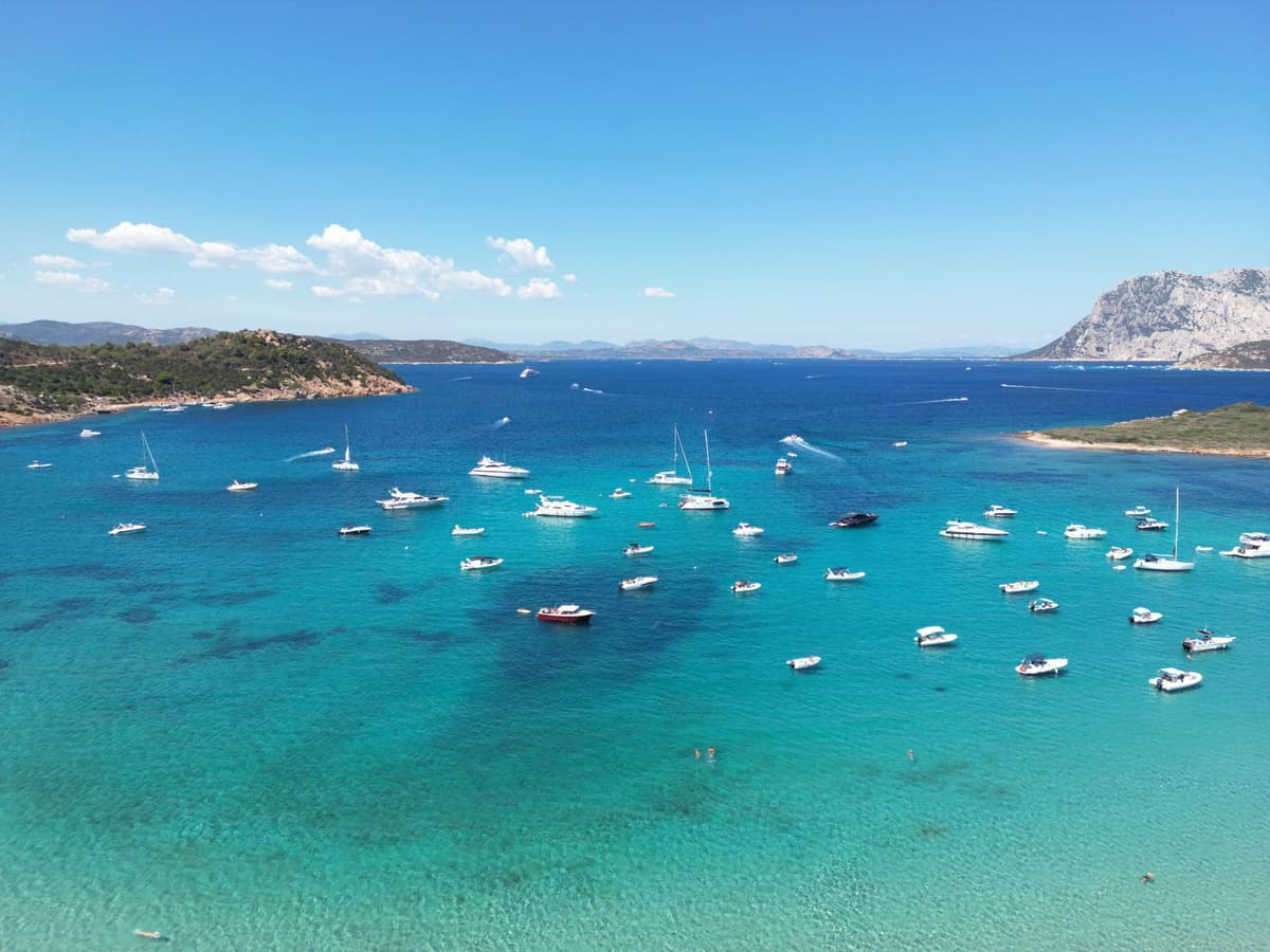 Vue aérienne des eaux claires de San Teodoro, face à l'île de Tavolara