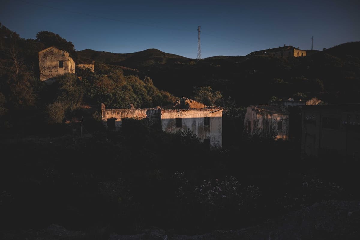 Village de pierre de l'intérieur montagneux de la Sardaigne