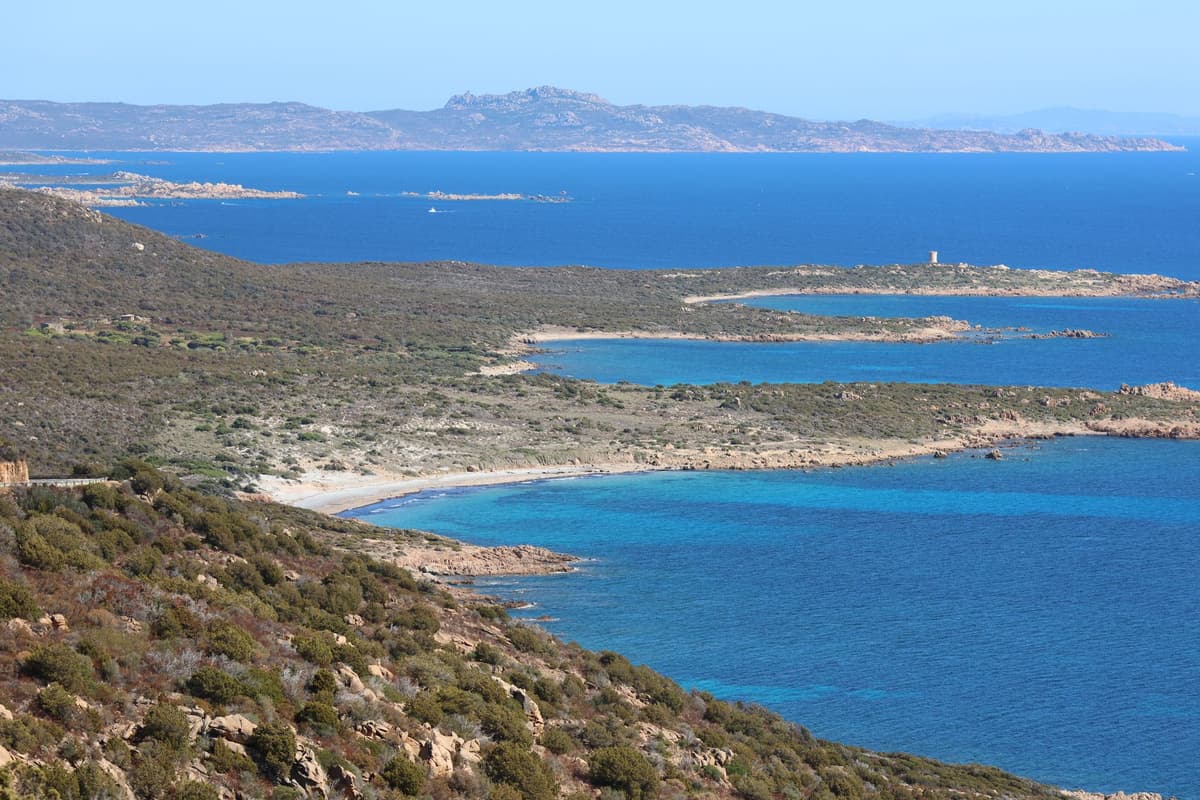 Côte découpée de Capo Testa, dans le nord de la Sardaigne