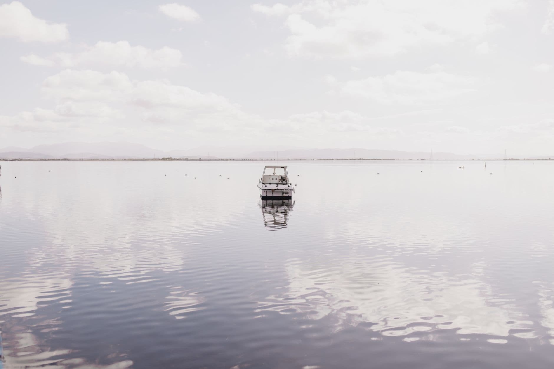 Bateau d'excursion sur les eaux calmes du golfe d'Orosei, Sardaigne